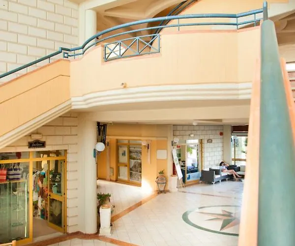 אתר נופש Centro Turistico Akiris 4*